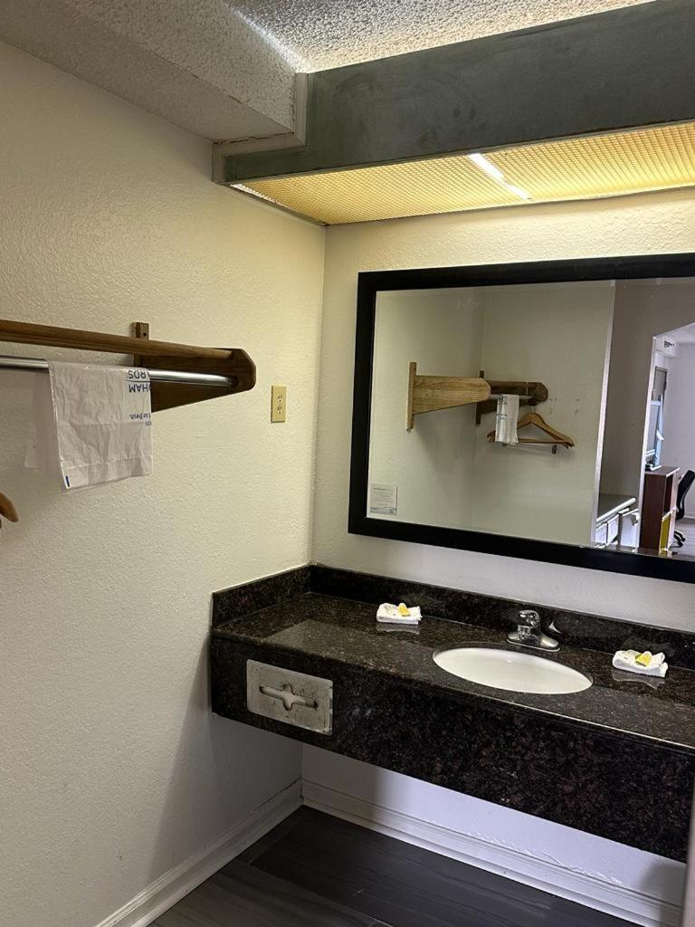 Quality Inn & Suites Decatur Priceville I-65 Esterno foto