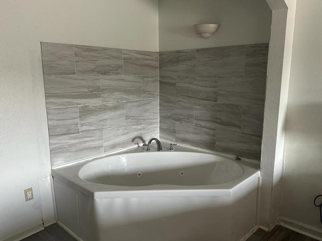 Quality Inn & Suites Decatur Priceville I-65 Esterno foto